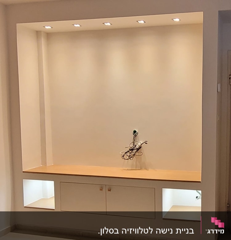 נישה מגבס עם תאורה שקועה ומדפים